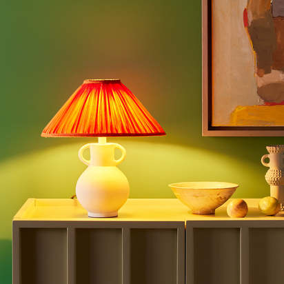 Gwyn table lamp in Gesso white