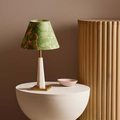 Karnak rechargeable table lamp in brass and white marble