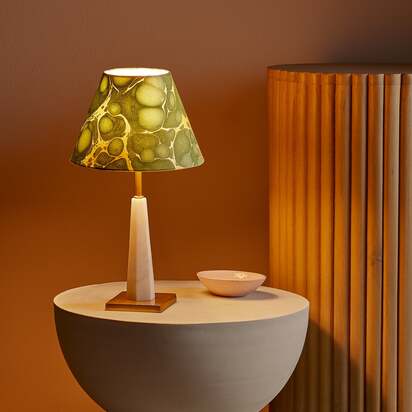 Karnak rechargeable table lamp in brass and white marble