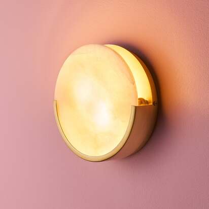 Plato wall light in alabaster and brass