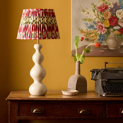 Smaller Wobster table lamp in white lacquered wood