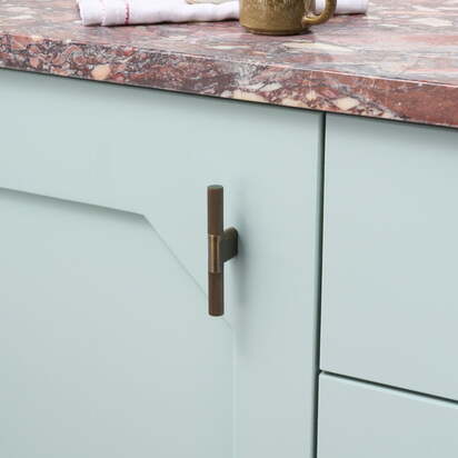 BECKER Grooved Single T Handle - Antique Brass