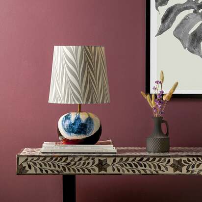 Robyn table lamp in blue and white ceramic