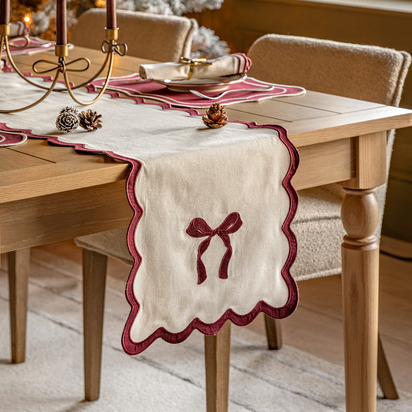 Windsor Scallop Bow Table Runner