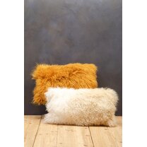 163137